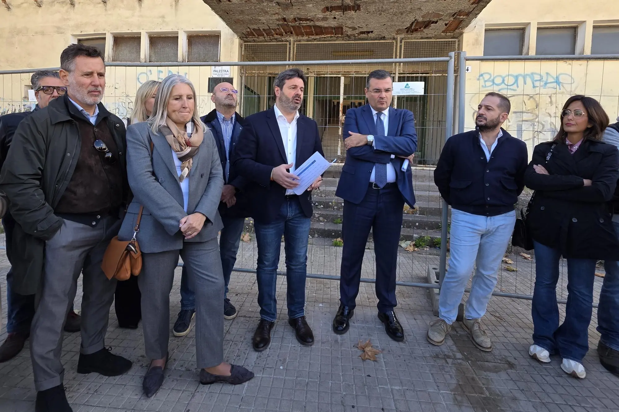 Conferenza stampa di sindaco e giunta davanti alla palestra ex Coni di via Coradduzza