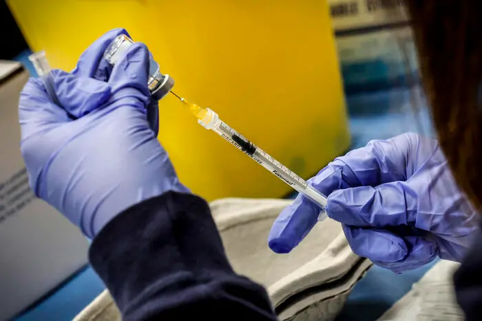 Operazioni per la somministrazione di un vaccino (Ansa)