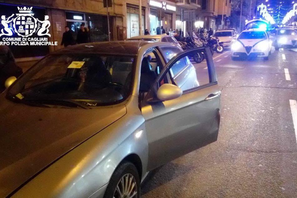 Cagliari, parcheggia in doppia fila: un pullman gli schiaccia la mano contro la portiera