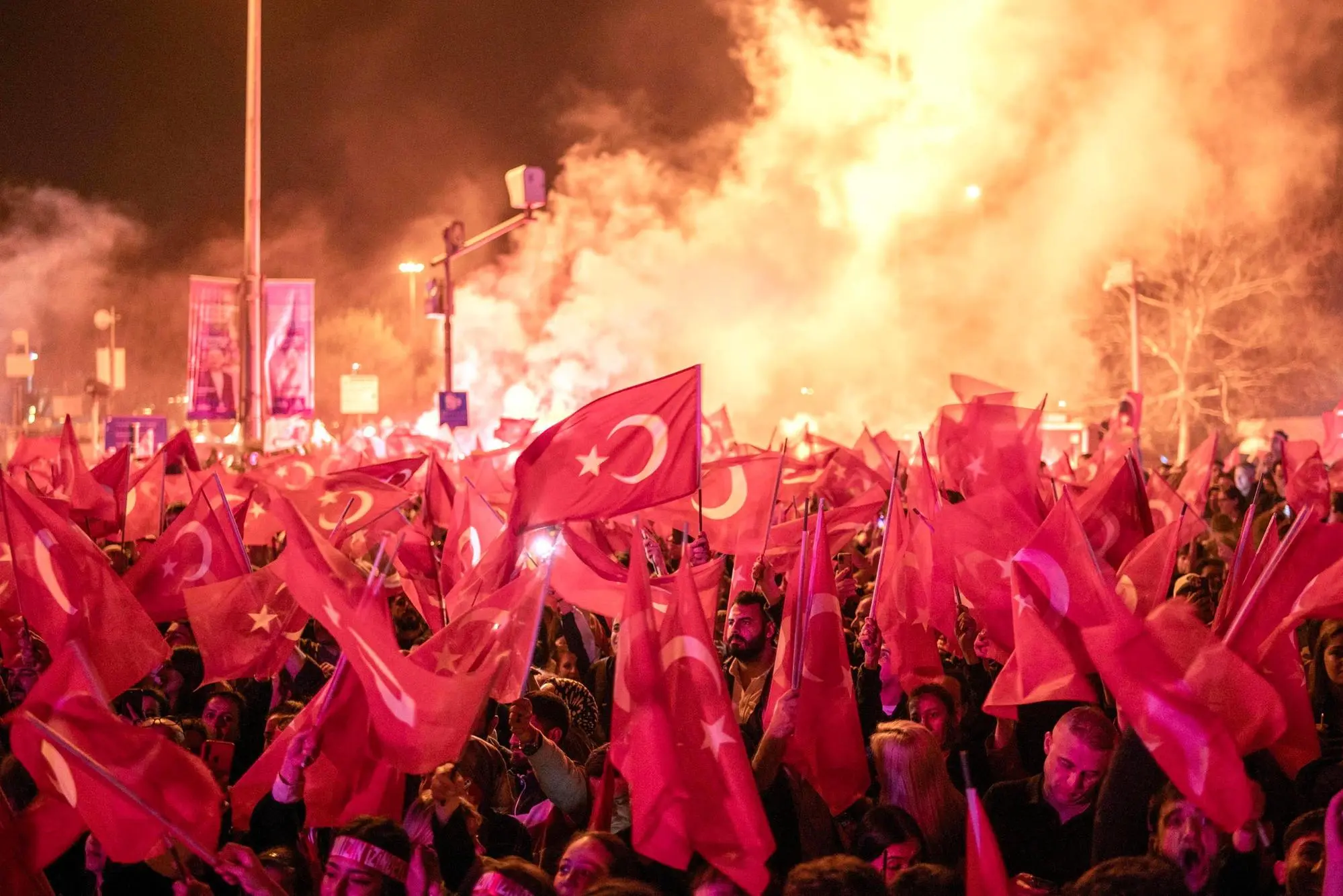 Gli oppositori di Erdogan festeggiano in piazza (Ansa)