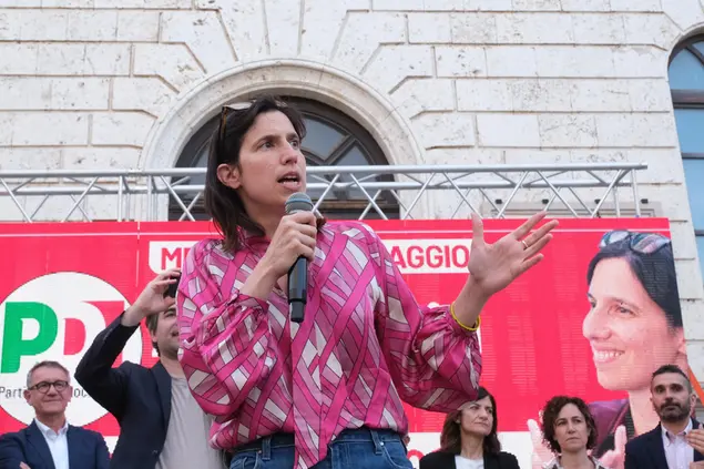 Elly Schlein in Piazza Garibaldi a Cagliari (foto Ungari)