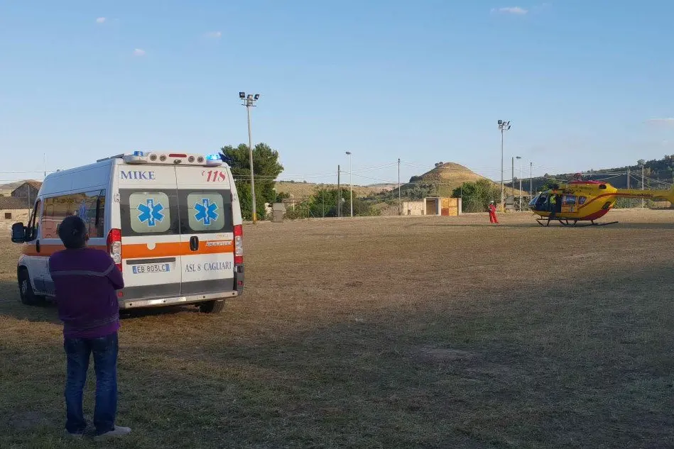 L'elisoccorso e l'ambulanza nel vecchio campo sportivo di Barumini (L'Unione Sarda - Pintori)