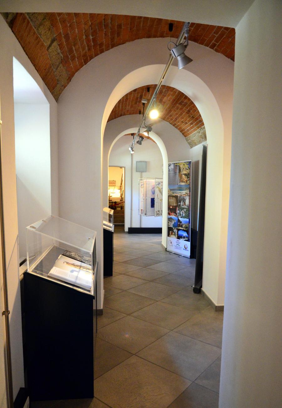 San Vito, una mostra di campioni di minerali d'argento