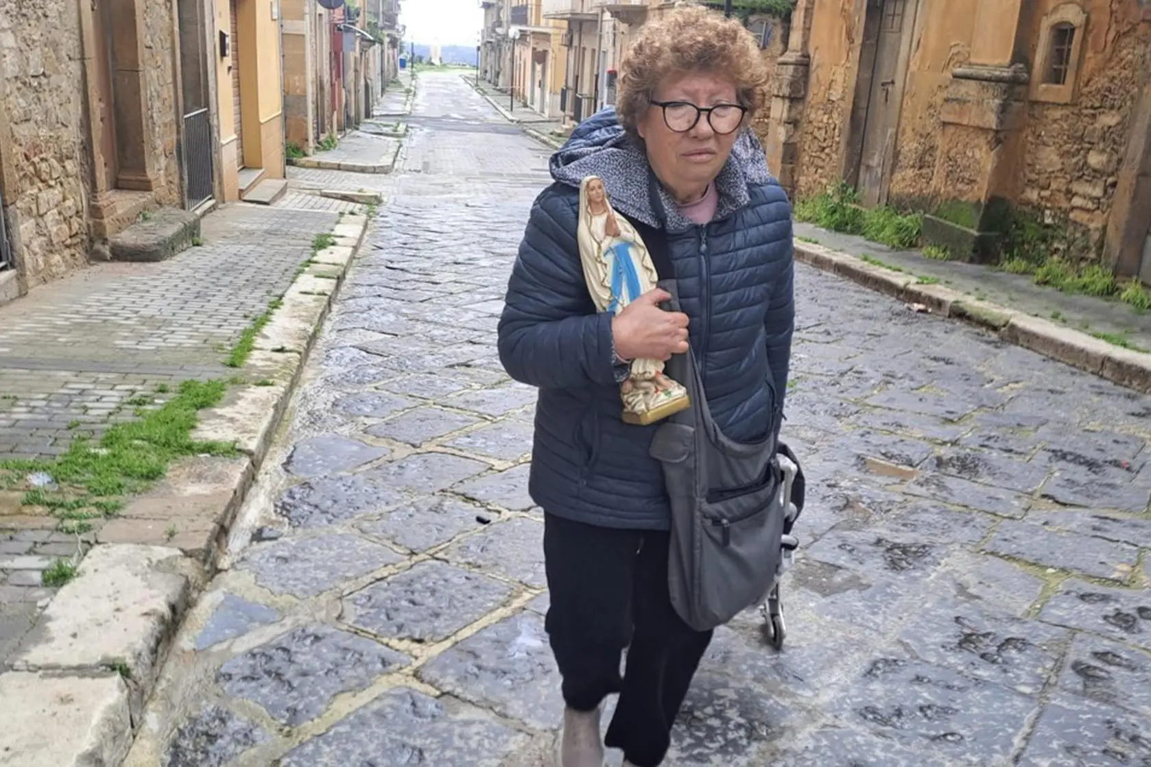 Sono finora circa 300 i recuperi di effetti personali effettuati negli edifici in zona rossa a Niscemi dai vigili del fuoco che accompagnano gli sfollati che ne fanno richiesta alla polizia municipale. La media è di 70-80 interventi al giorno: i pompieri entrano nelle case assieme ai proprietari, tutto viene fatto nel tempo più breve possibile. Nelle abitazioni che si trovano a a 50-70 metri dal fronte della frana non vengono fatti recuperi. "E' troppo pericoloso anche per gli operatori", dice Francesco Turco, funzionario tecnico dei vigili del fuoco di Caltanissetta. "Le persone chiedono di potere prendere le cose più care che hanno, sono momenti intensi anche per noi - racconta il funzionario - Abbiamo recuperato cani, gatti, pappagalli. Molti hanno la necessità di prendere indumenti, ma anche oggetti per loro preziosi da un punto di vista affettivo come quadri, fotografie di famiglia". Sono 24 gli operatori dei vigili del fuoco impegnati nei recuperi, il mezzo dove si recano gli sfollati con l'autorizzazione a potere prendere i propri oggetti personali nelle case sgomberate si trova a ridosso di una delle zone rosse. La squadra sta mettendo a punto una procedura per il trasferimento in sicurezza di alcuni cavalli che si trovano in un'azienda agricola su un terreno con alcune faglie.Niscemi 29 gennaio 2026. ANSA/ALFREDO PECORARO