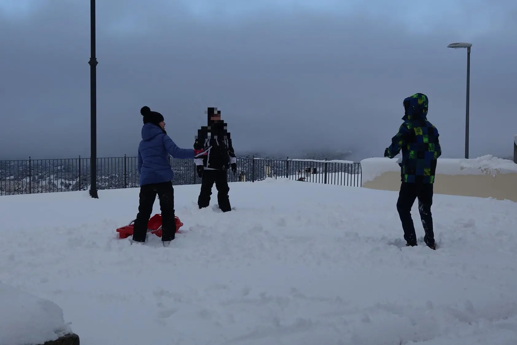 Fonni, si gioca a palle di neve (G. Locci)
