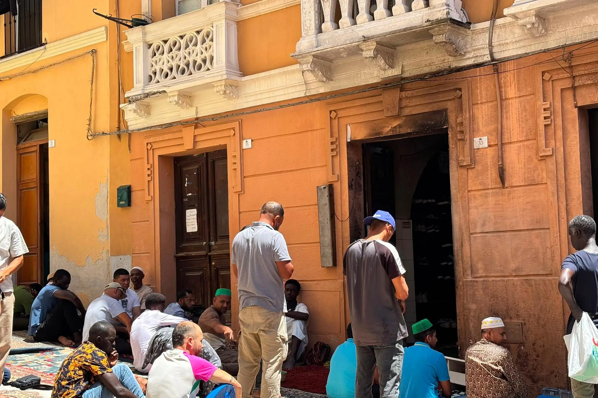 Cagliari, la preghiera della comunità musulmana alla Marina (foto Carta)
