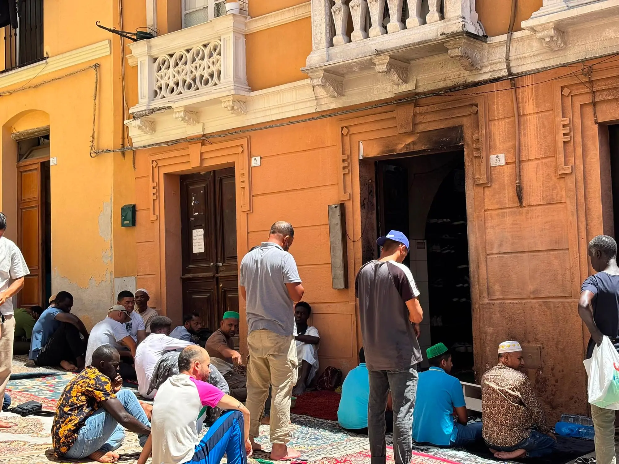 Cagliari, la preghiera della comunità musulmana alla Marina (foto Carta)