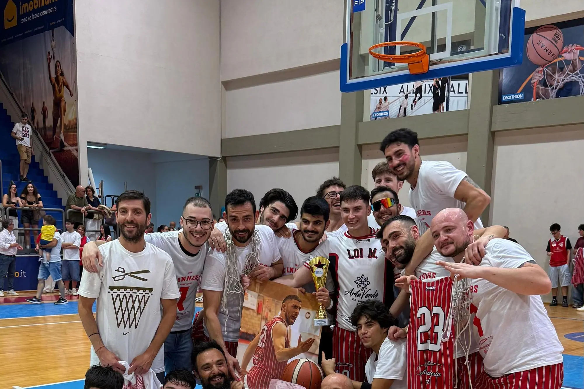 I festeggiamenti del Serramanna dopo la vittoria del campionato (foto concessa)