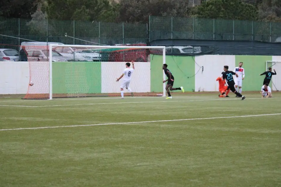Il Castiadas in gol (foto Andrea Serreli)