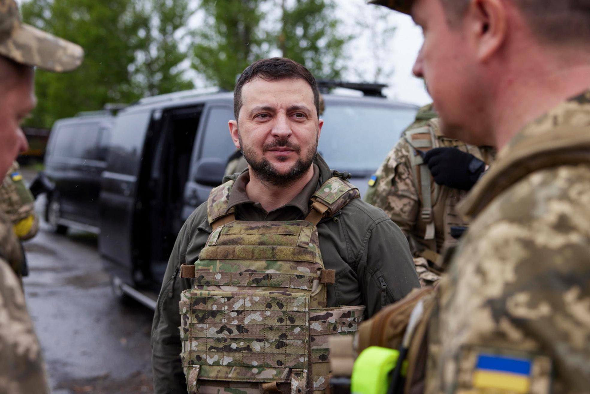 Il presidente ucraino Volodymyr Zelensky visita i soldati nella regione di Kharkiv (Ansa - Epa)