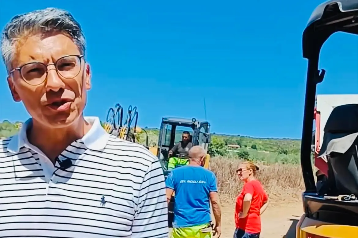 Il sindaco di Cabras Andrea Abis a San Salvatore (foto Sara Pinna)