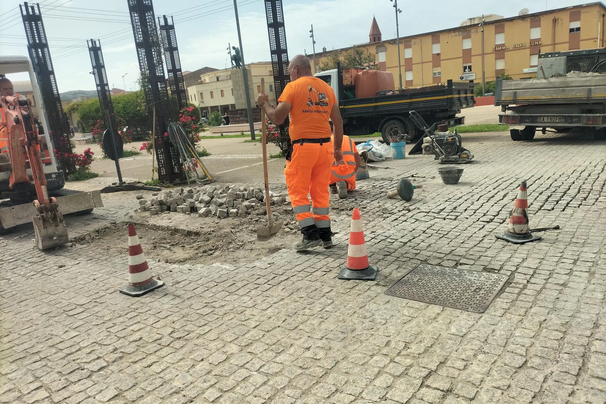 La riqualificazione dei sanpietrini. (Foto Scano)