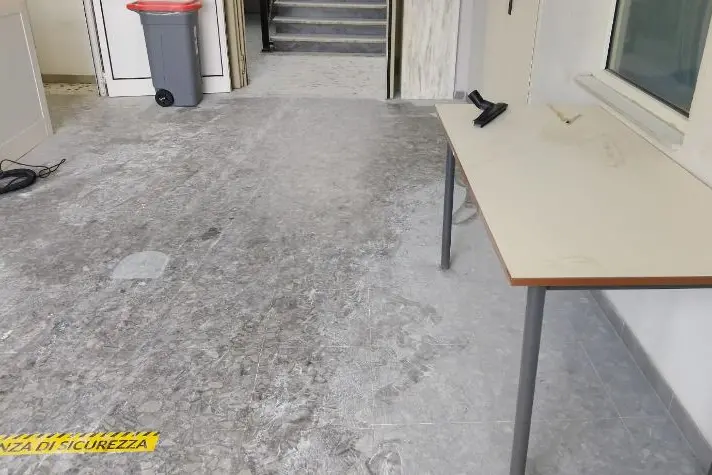 La polvere degli estintori sui pavimenti (foto Pala)