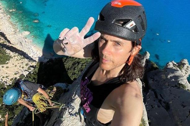 Jared Leto in Sardegna, arrampicata “da Oscar” a Goloritzé