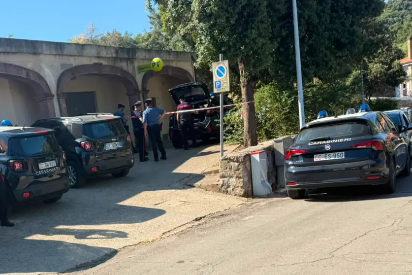 I carabinieri davanti all'ufficio postale dopo la rapina