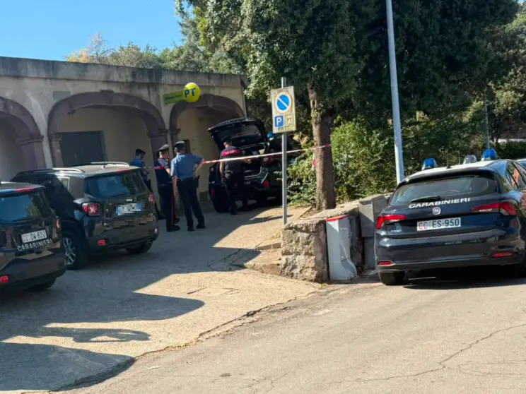 I carabinieri davanti all'ufficio postale dopo la rapina
