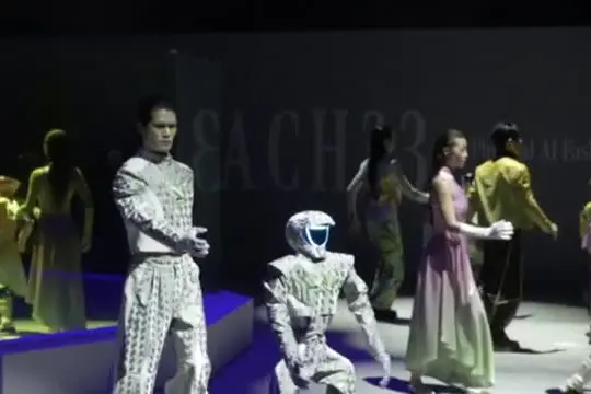 A Seul robot umanoidi e modelle sfilano insieme in passerella