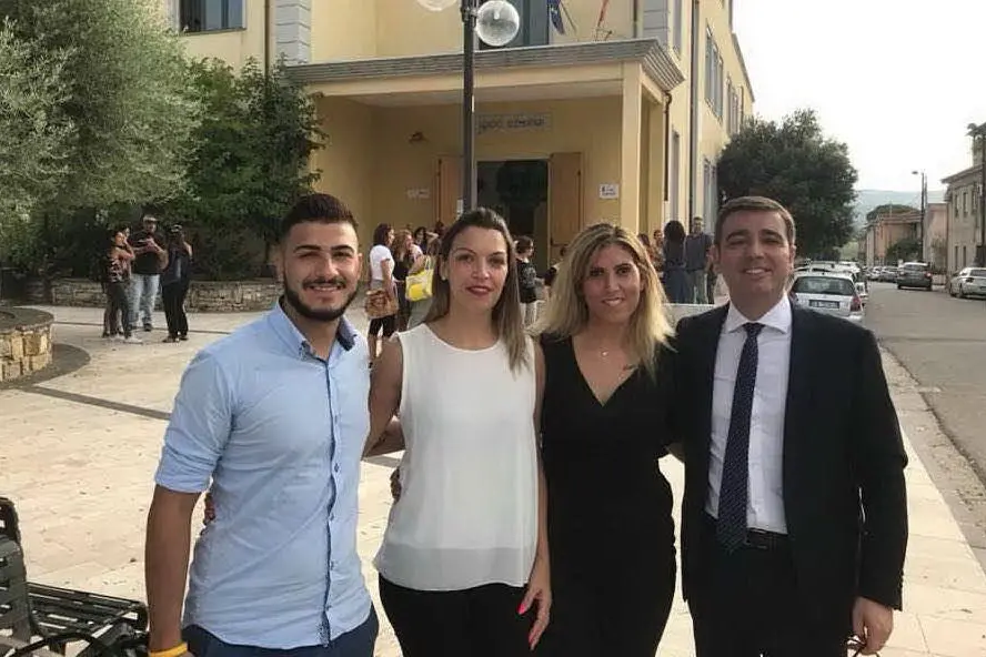 Da sinistra: Luca Sirigu, Sonia Mascia, Paola Erriu e il sindaco Pireddu davanti alle scuole