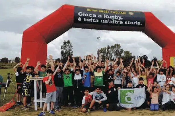 Alcuni dei bambini che hanno partecipato all'iniziativa dell'Union Cagliari