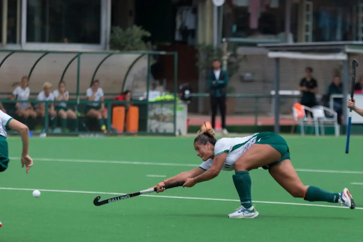Ludmila Valenti batte il corner corto che ha permesso all'Amsicora di pareggiare la sfida con la Lorenzoni (Foto Carla D'Alberto)