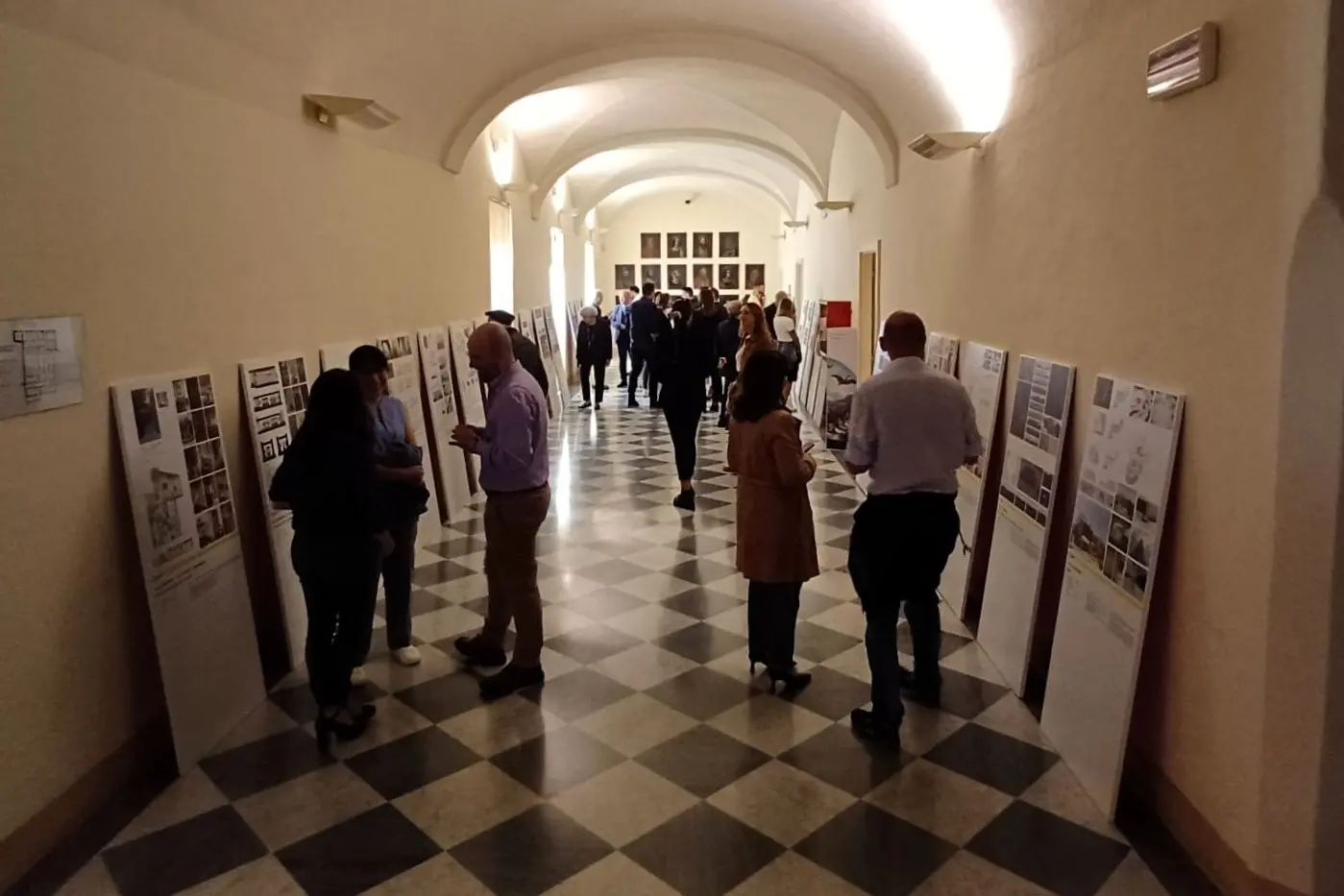 L'inaugurazione dell'esposizione degli architetti nella Pinacoteca di Sassari (foto concessa)