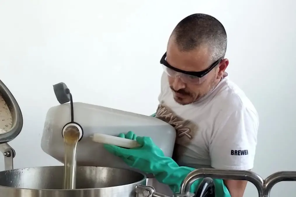 Davide Piga nel birrificio di Settimo (foto Serreli)