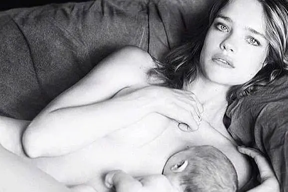 Lo scatto pubblicato su Instagram dalla modella che allatta il suo quarto figlio, Maxim, avuto dal compagno Antoine Arnault
