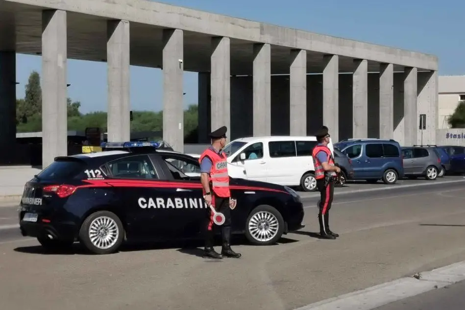 Militari alla stazione di Carbonia (Foto Carabinieri)
