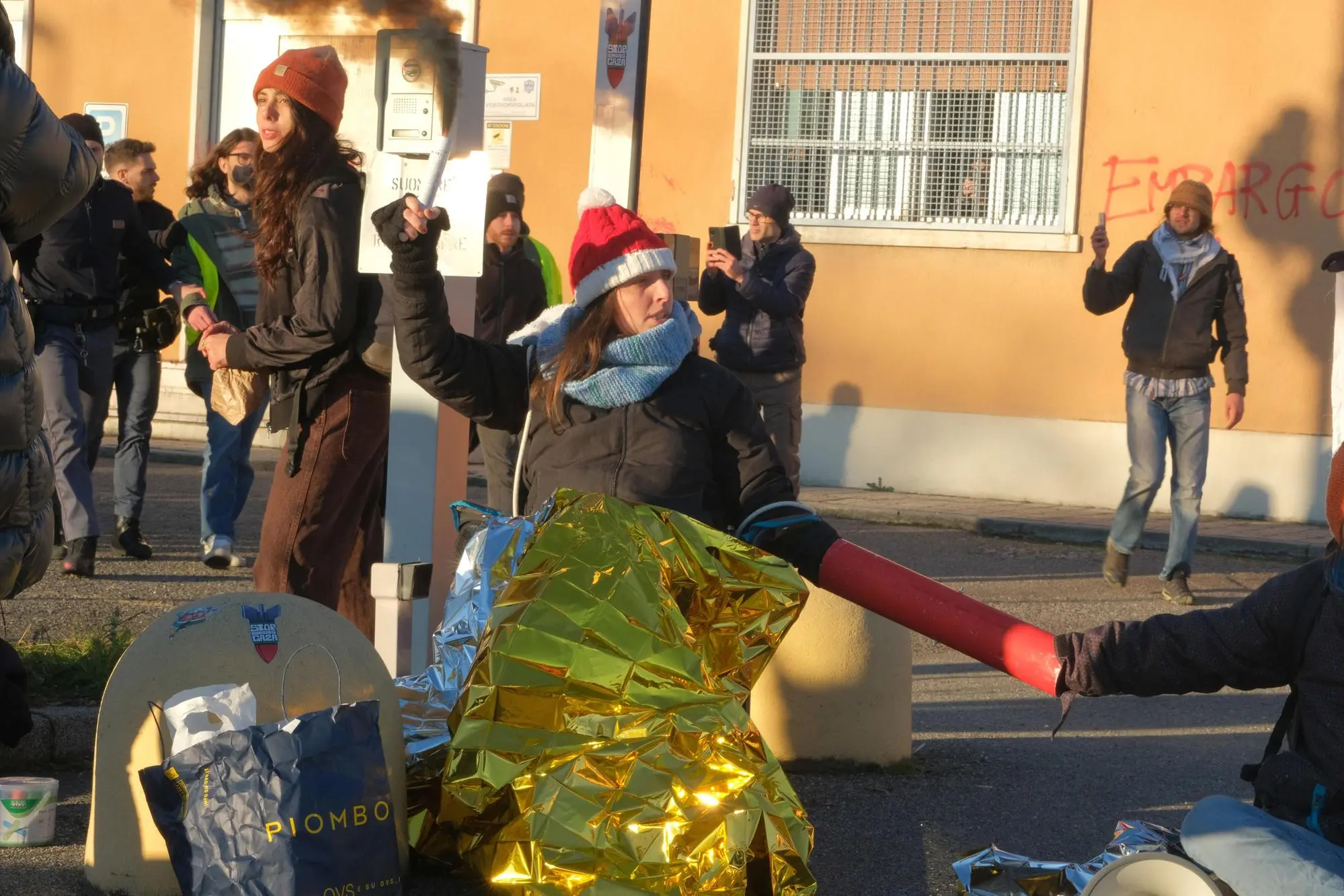 Blitz ambientalista e proPal davanti sede di Leonardo a Brescia (Ansa)