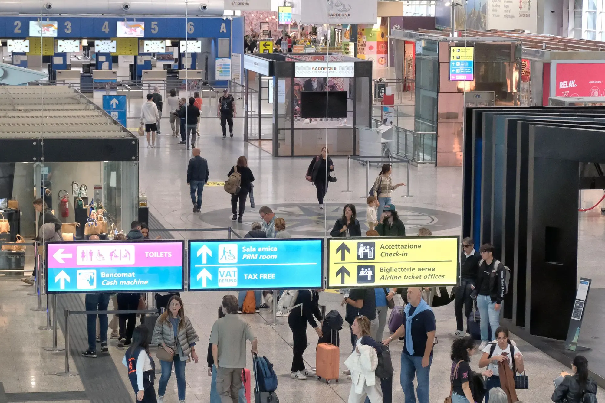 Passeggeri in partenza all'aeroporto di Cagliari Elmas (foto Giuseppe Ungari)