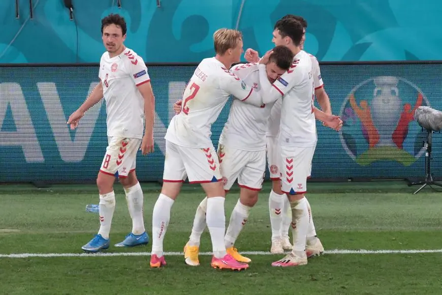 L'atalantino della Danimarca Joakim Maehle festeggiato dopo il gol alla Russia (Ansa)