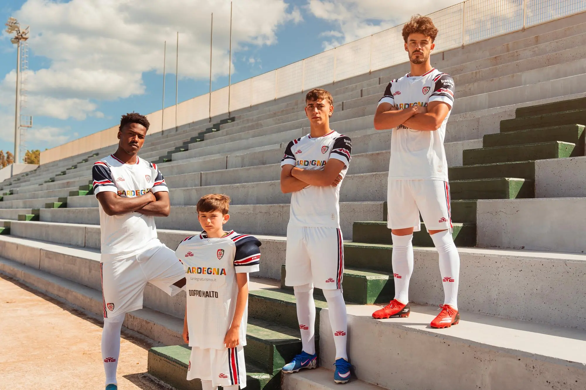 Zé Pedro, Yael Trepy e Juan Rodríguez, i testimonial della nuova maglia Away del Cagliari 2026-2027 (foto Cagliari Calcio)