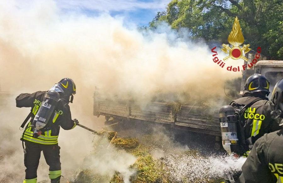 Statale 131, furgone in fiamme
