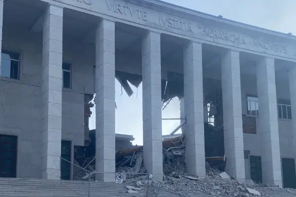 Il tribunale di Bolzano dopo il crollo (foto da frame video X)