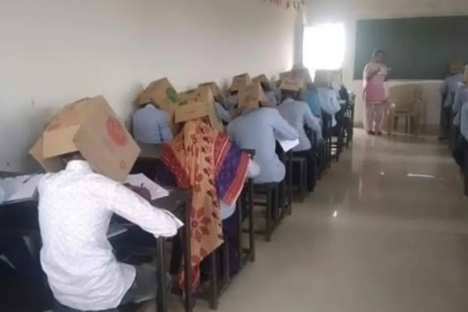 Gli alunni durante il compito (foto Twitter Bhagat Pre-University College)