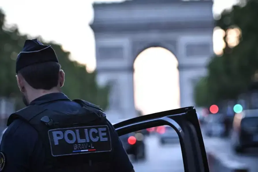 Polizia a Parigi (foto Ansa)