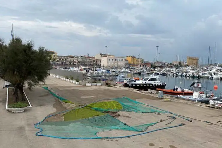 La rete sequestrata (foto L'Unione Sarda - Pala)