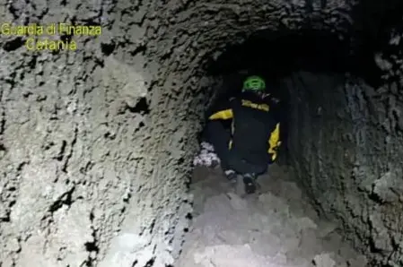 La grotta sull'Etna in cui è stato rinvenuto un cadavere (Ansa)
