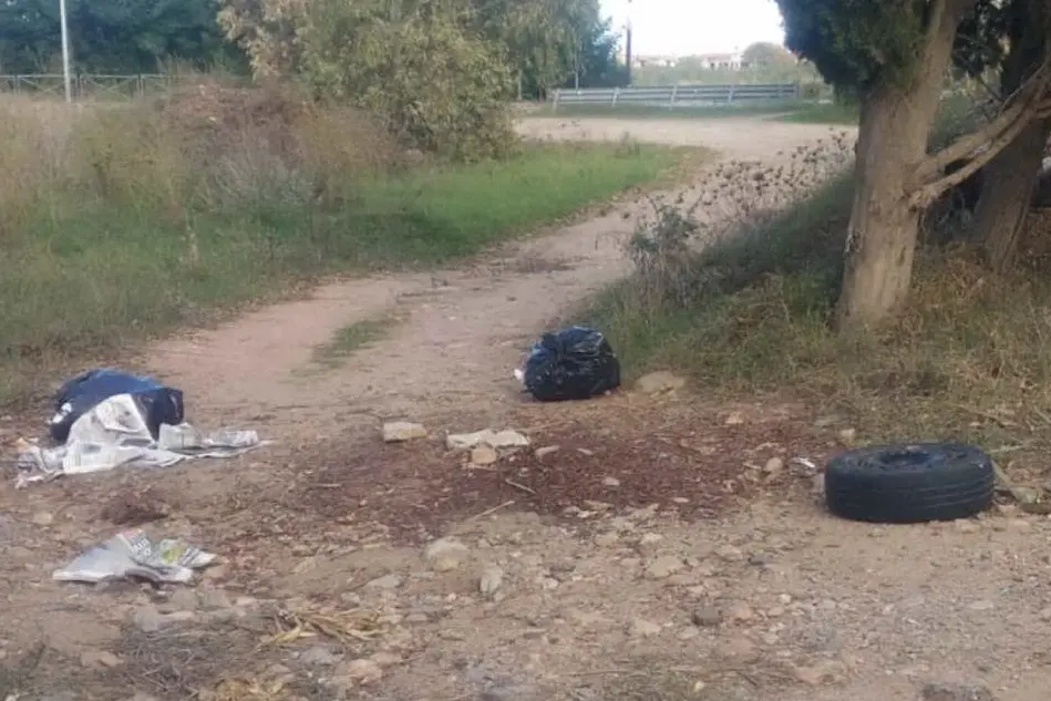 La zona in cui sono stati scaricati i rifiuti (foto L'Unione Sarda - Murgana)