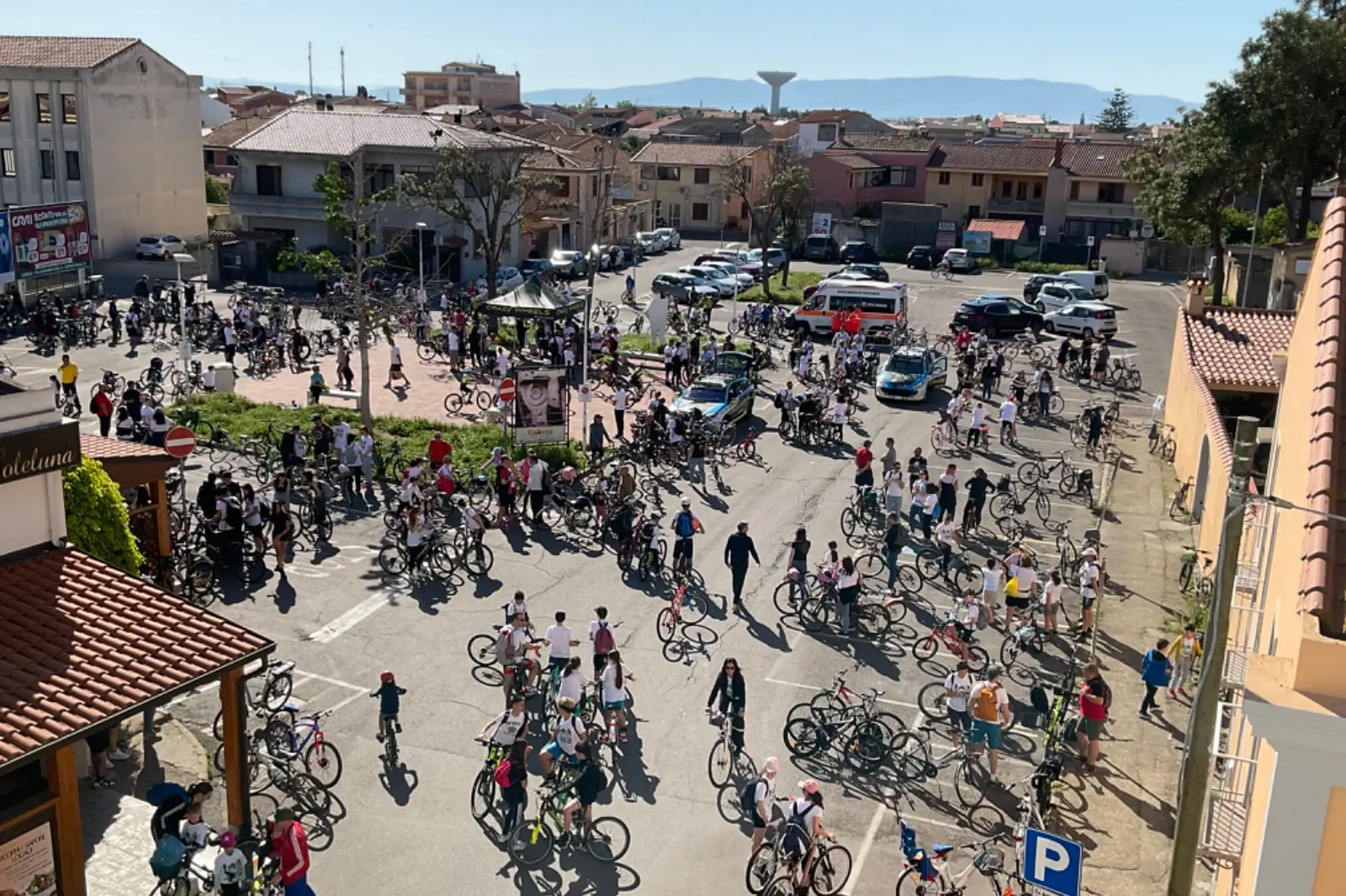 Il raduno prima della partenza lo scorso anno (foto del Comune di Cabras)