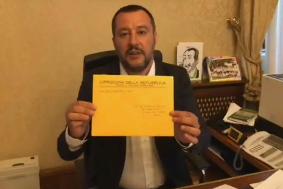 Matteo Salvini con l'avviso di garanzia