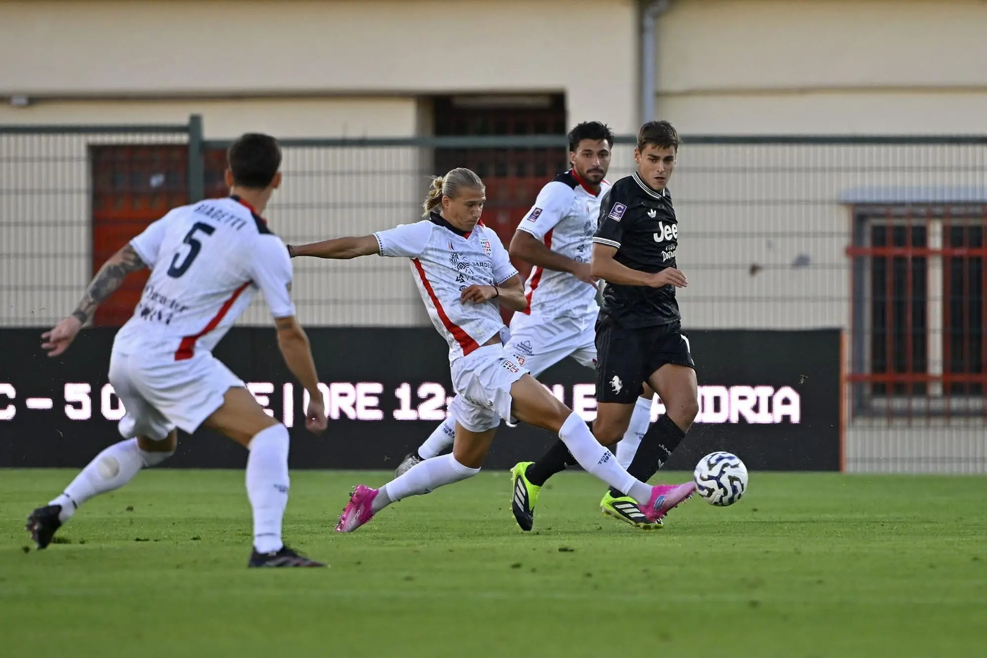 Biagetti (di spalle), Sala e Musso, tra i migliori della Torres (foto ufficio stampa Juventus)
