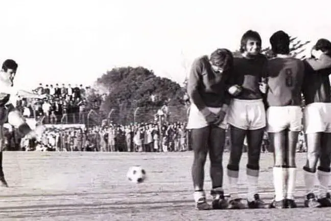 Alghero, dicembre 1971, Gigi Riva (a sinistra) scocca il tiro con la barriera terrorizzata. (Foto concessa da Gian Carlo Stoppini e dal gruppo Nobile Calcio)
