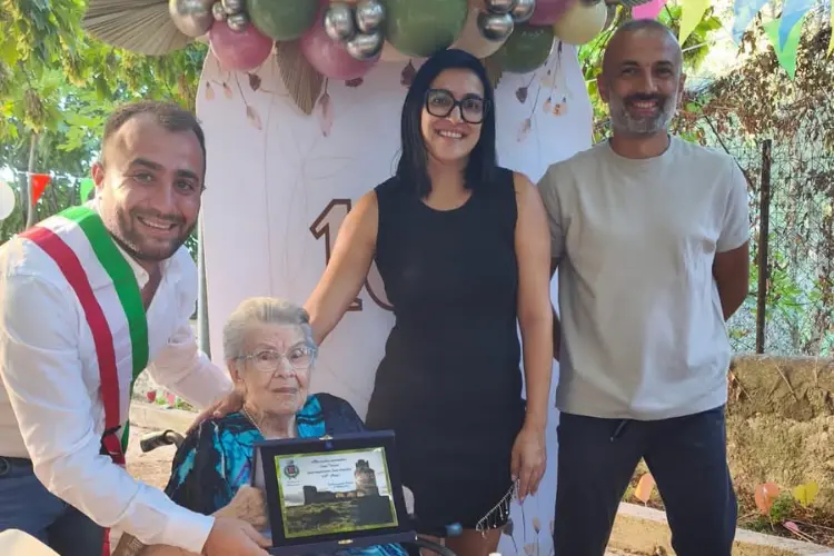 La centenaria Venere con la figlia e il sindaco di Chiaramonti (foto concessa)