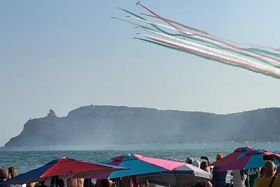 Lo spettacolo delle Frecce Tricolori al Poetto (L'Unione Sarda)