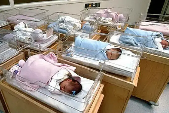 Neonati in una nursery