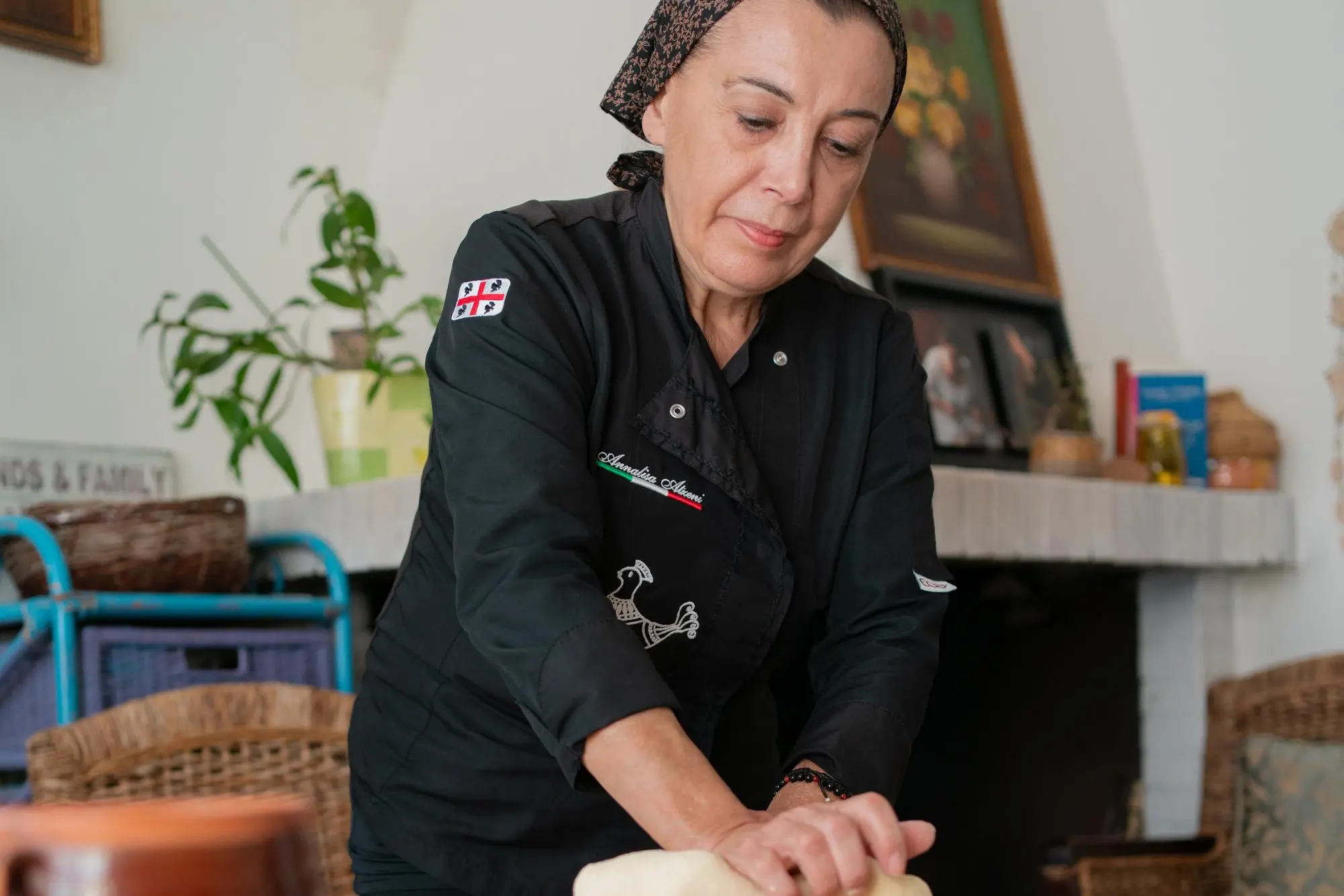 La preparazione del pane (foto Lorenzo Naitza)