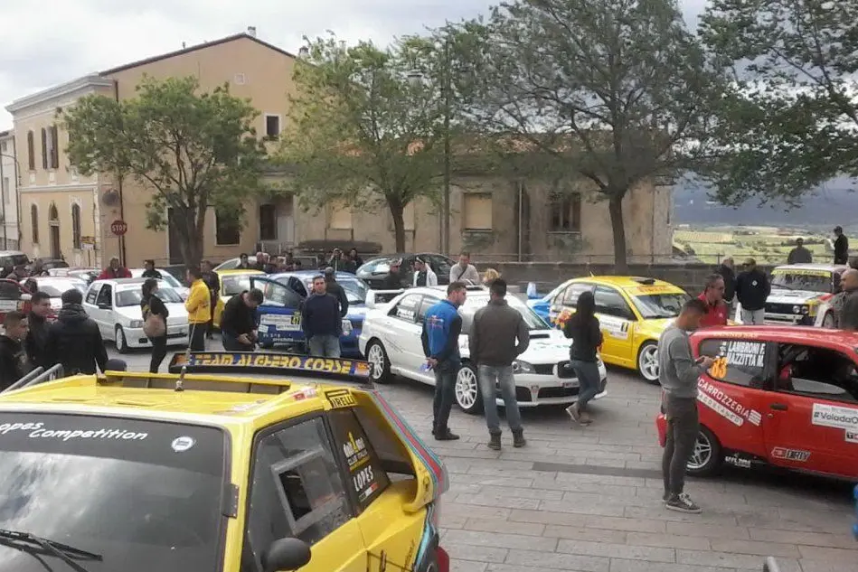 : Le auto in piazza del Popolo a Berchidda in attesa delle verifiche