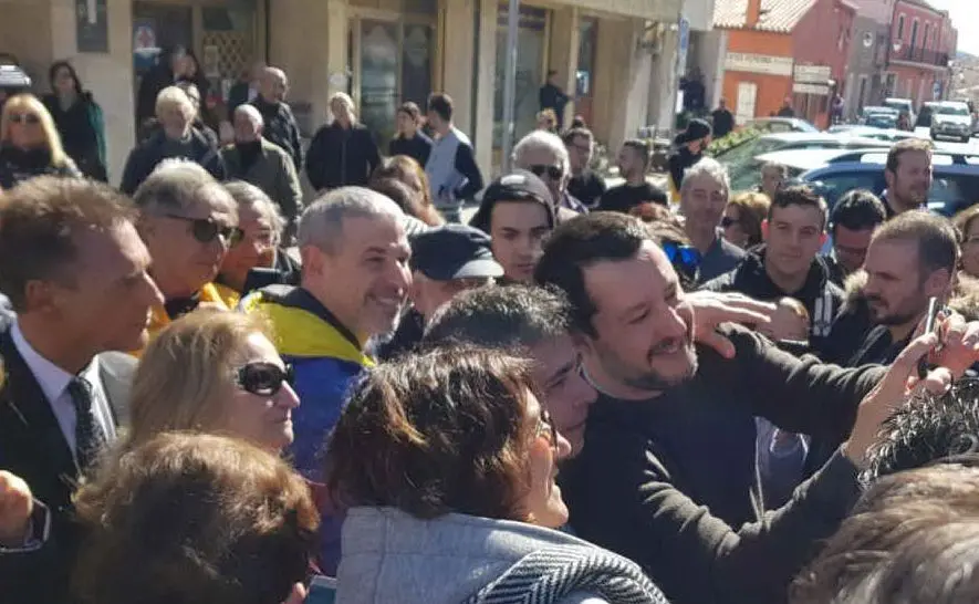 Il vicepremier fa un selfie con i passanti (foto L'Unione Sarda - Claudio Ronchi)