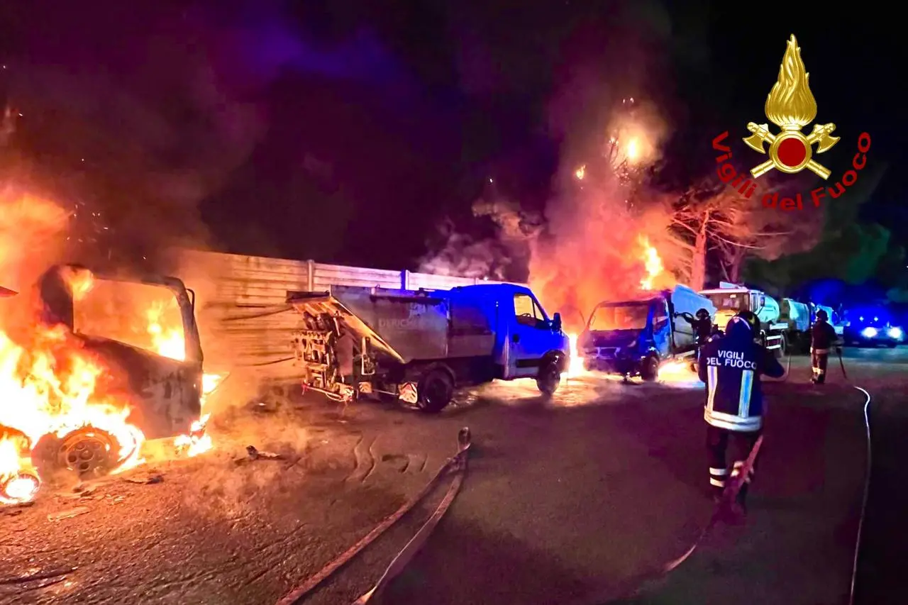 Mezzi per la raccolta rifiuti in fiamme (foto vigili del fuoco)